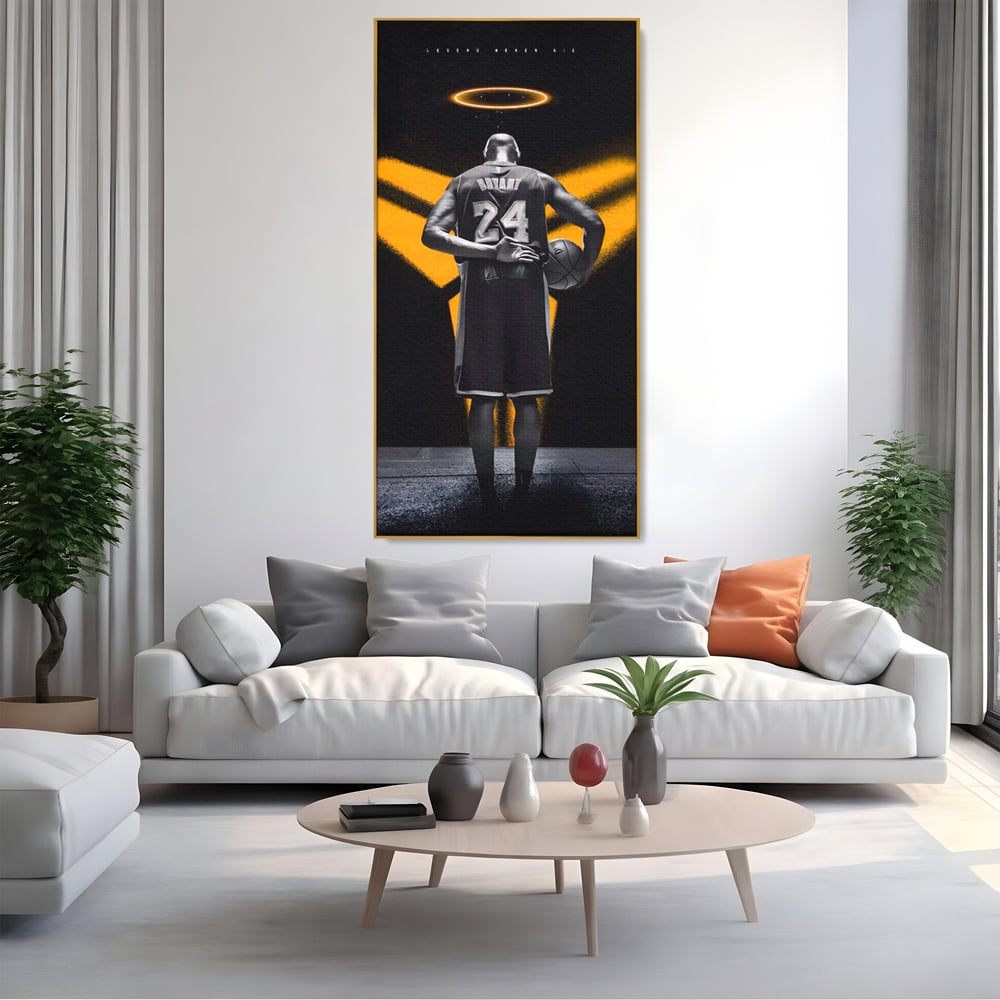 Tablou canvas cu tablou canvas cu baschetbalistul kobe bryant, in rama de aluminiu auriu, pe perete intr-un living